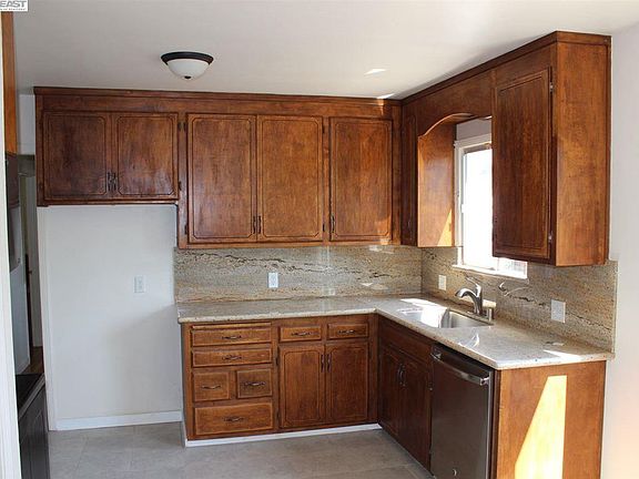 3rd image of 835 Kenyon Ave