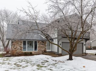 558 Greenbrier Ln, Crystal Lake, IL 60014
