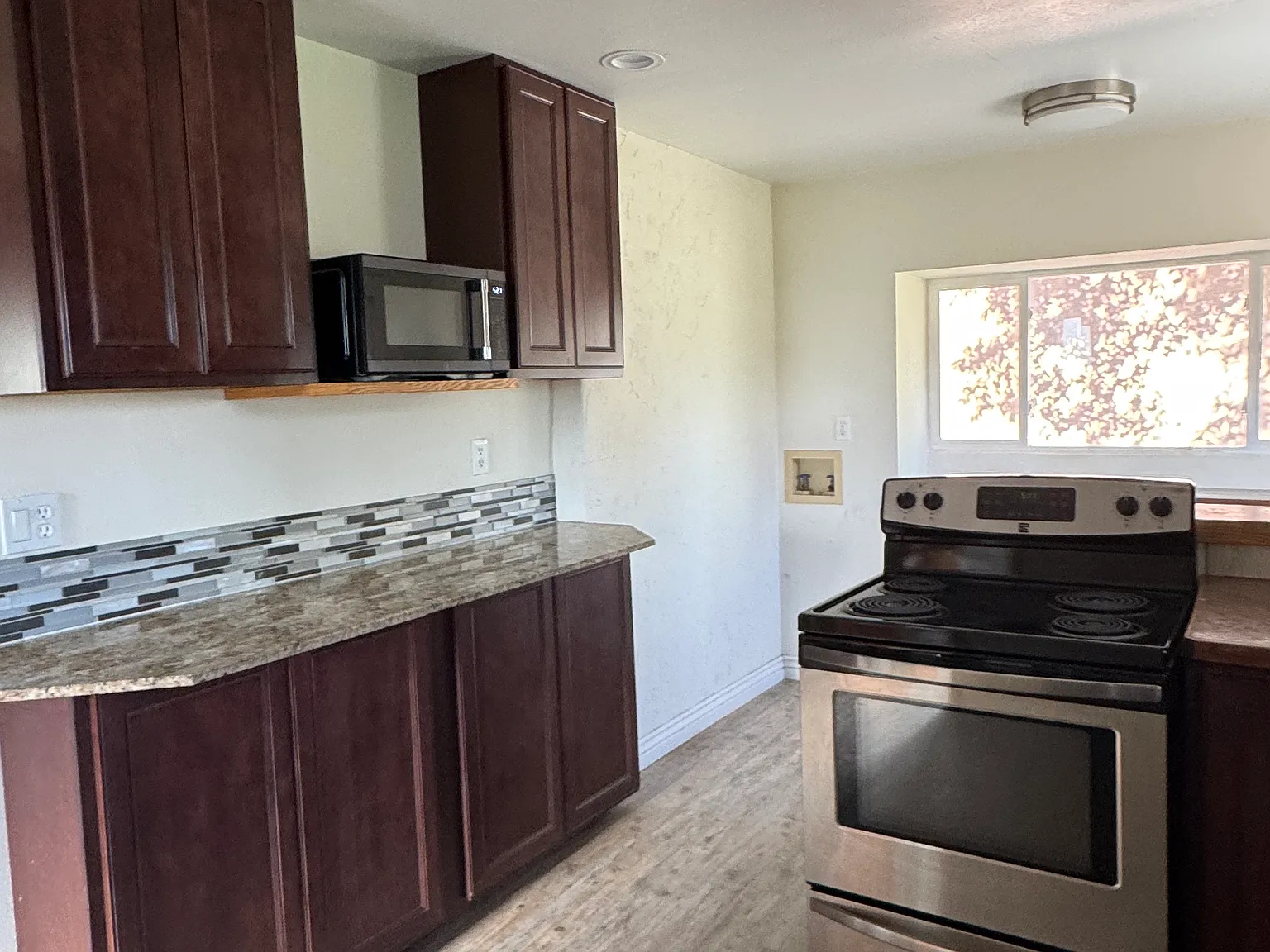 3 bed, 1.5 bath, 1100 sqft, $1,200 — Photo 2