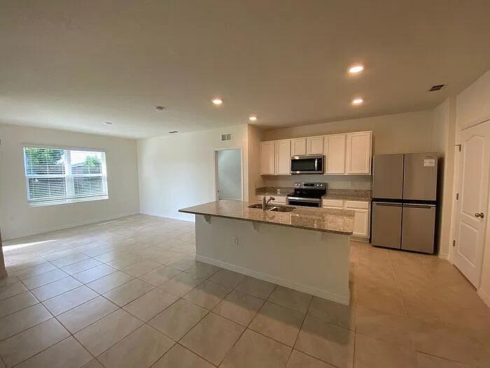 3 bed, 2.0 bath, 1930 sqft, $2,090 — Photo 4