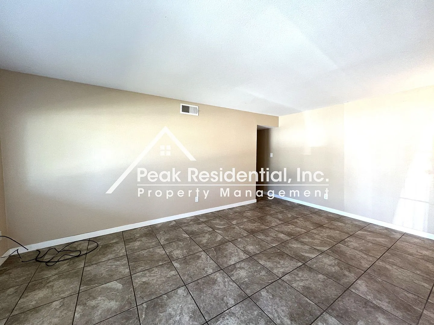 Wonderful 2bd/1ba Duplex with 1 Car Garage — Photo 3