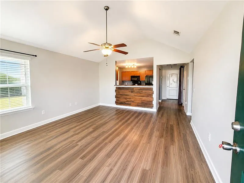 2 bed, 913 sqft, $1,700 — Photo 2
