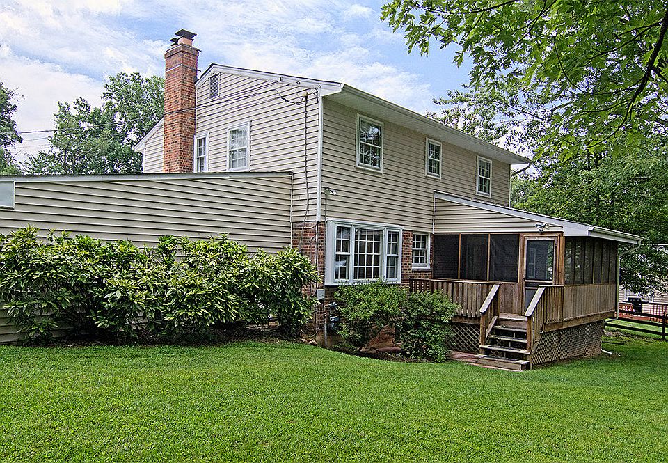 2nd image of 305 Edwin Ln NE