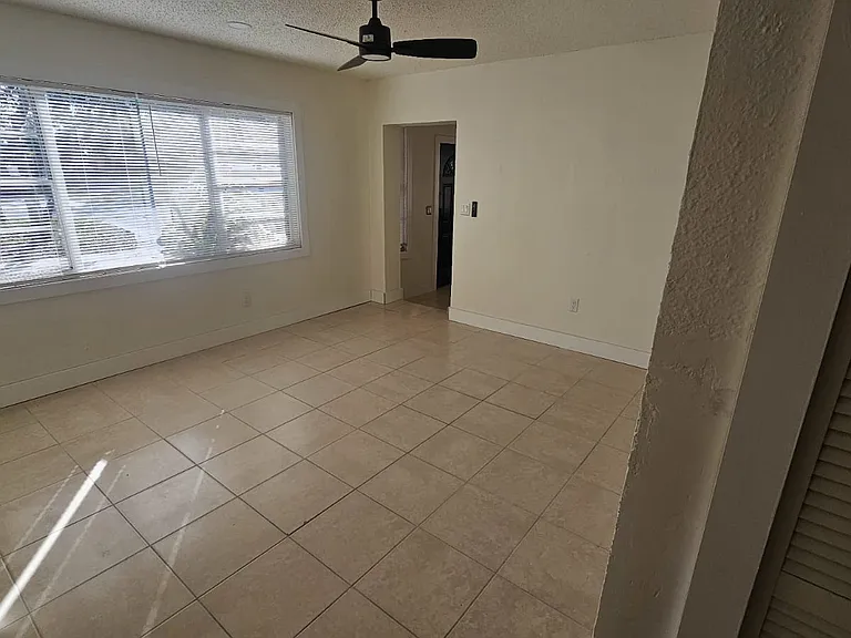 4306 E Clifton St — Photo 3