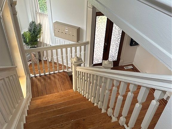 2nd image of 634 S Sycamore St #4