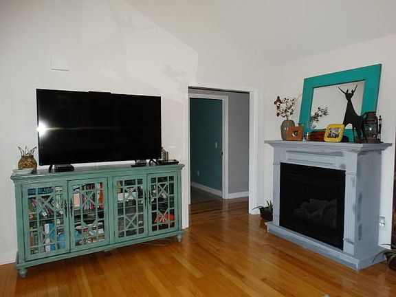 5th image of 312 Gladstone Dr