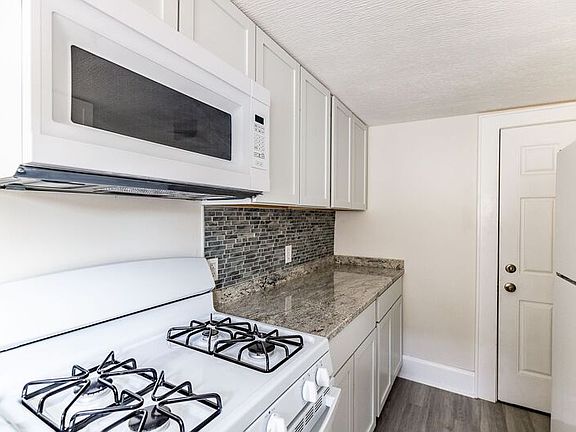 5th image of 2878 Indianola Ave