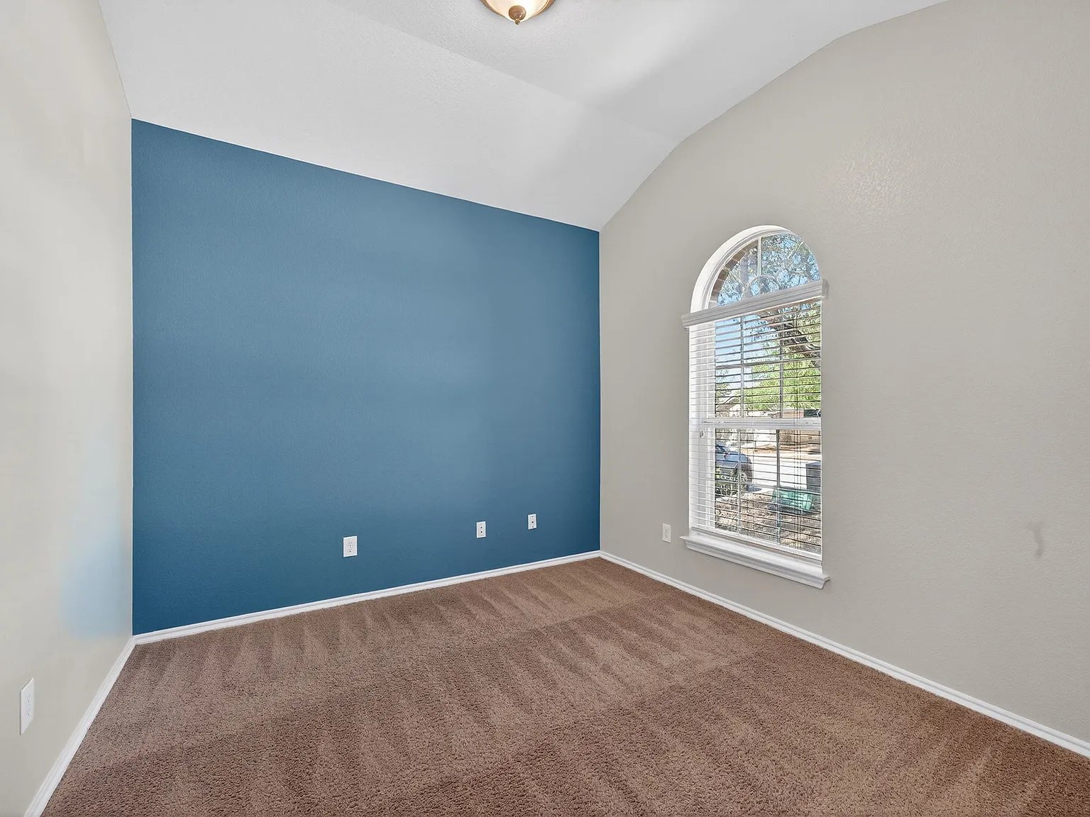 3 bed, 1872 sqft, $1,895 — Photo 4