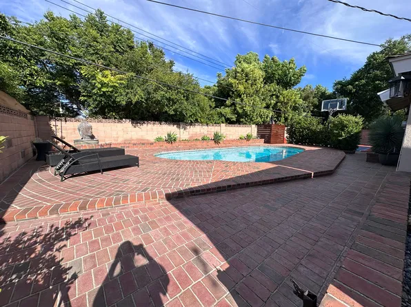 8042 Royer Ave, Canoga Park, CA 91304