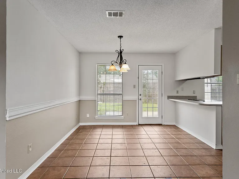 508 Woodward Dr — Photo 5