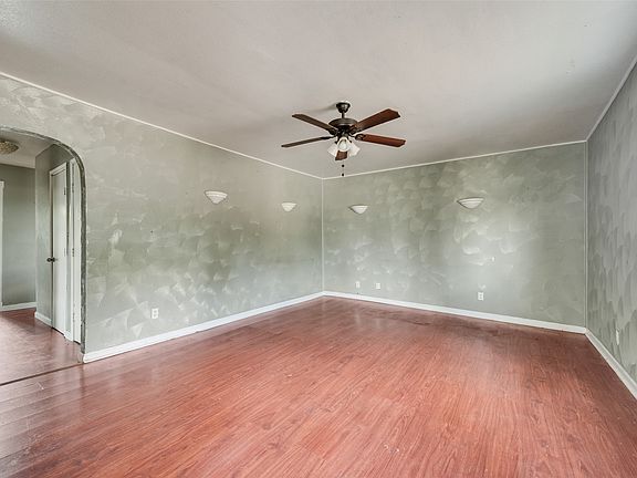 3rd image of 1017 W Clarence St