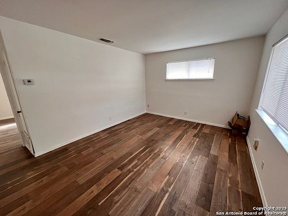 4th image of 104 Prestwick Blvd APT D