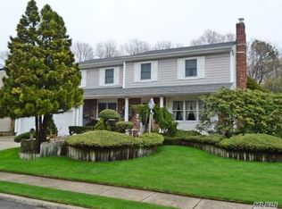 341 Singingwood Dr, Holbrook, NY 11741