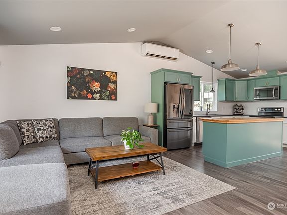 3rd image of 370 Lakeside Drive