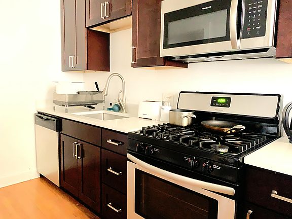 5th image of 1212 W Lunt Ave APT 1