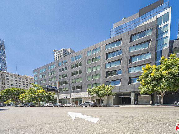 3rd image of 901 S Flower St #714
