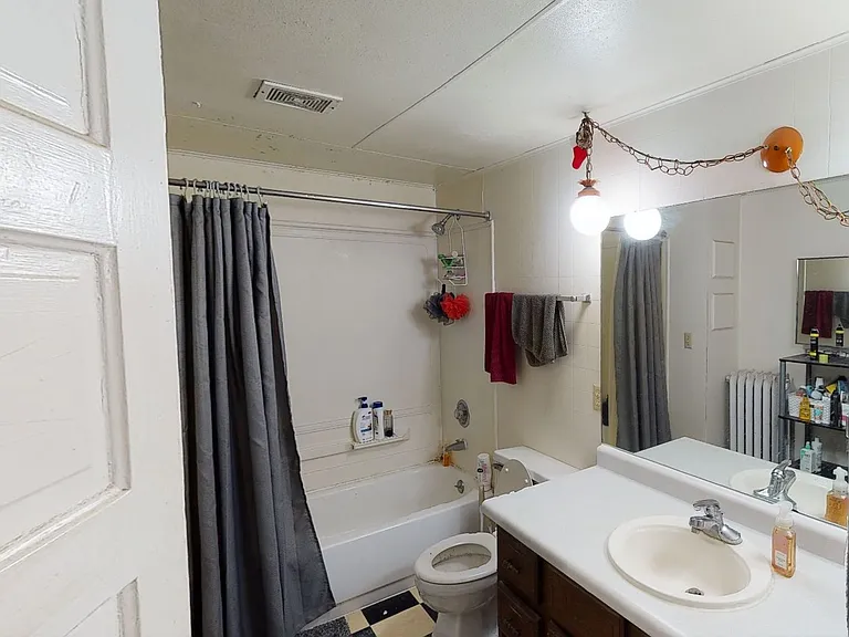 511 W Washington Ave — Photo 20