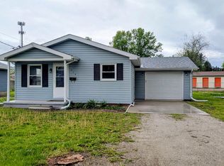 614 E Vine St, Taylorville, IL 62568