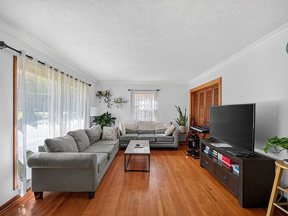 4th image of 4009 Clinton Ave