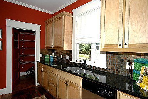 Kitchen w/ walkin pantry