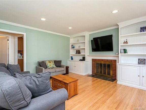 4th image of 8 Elizabeth Ave