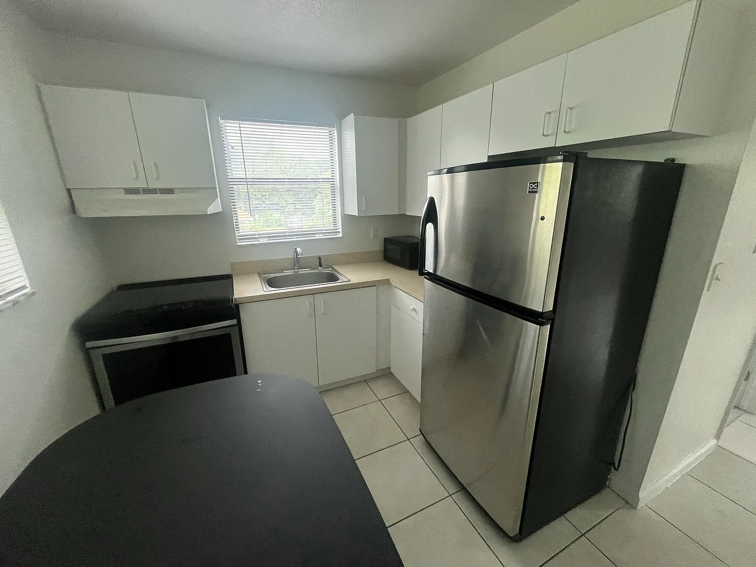 2 bed, 1.0 bath, 2592 sqft, $1,750 — Photo 4