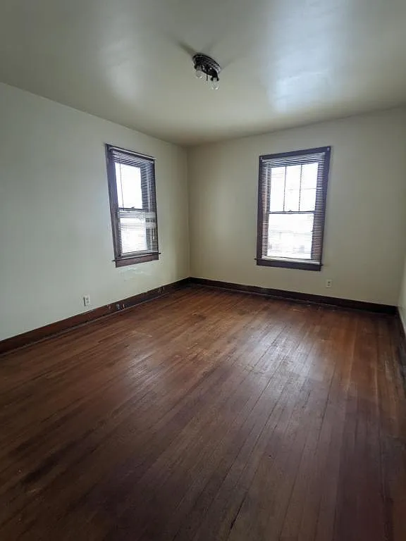 122 W Markland — Photo 2