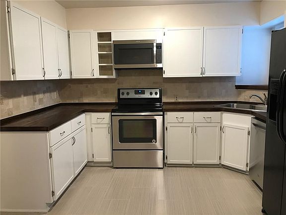 2nd image of 10415 Esta Buena Dr