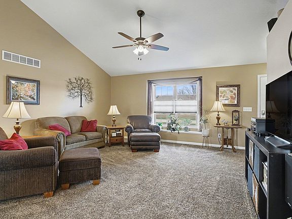 4th image of 18106 Montgomry Ln