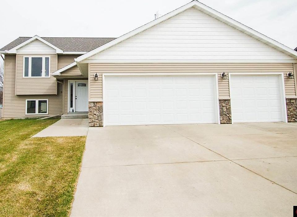 1st image of 220 Oak Dr