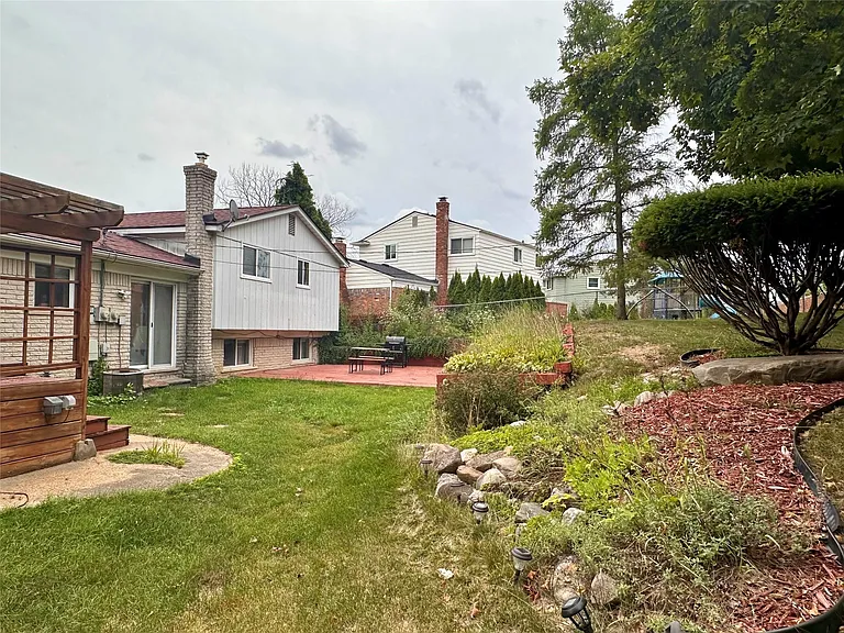 6942 Leslee Crest Dr — Photo 36