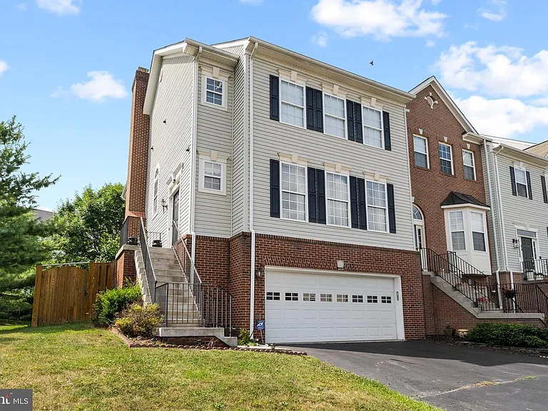 670 McLeary Sq SE — Photo 1