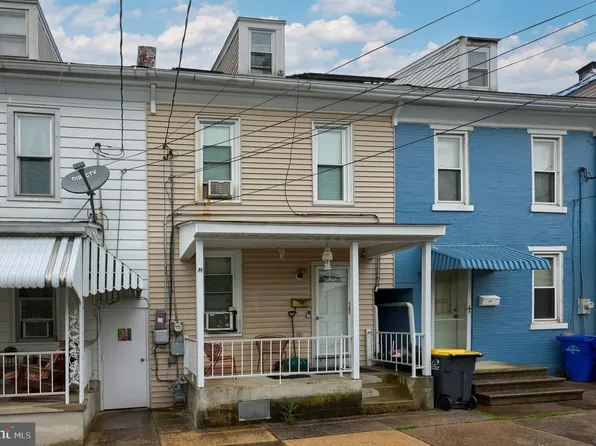 121 W Franklin St, Womelsdorf, PA 19567