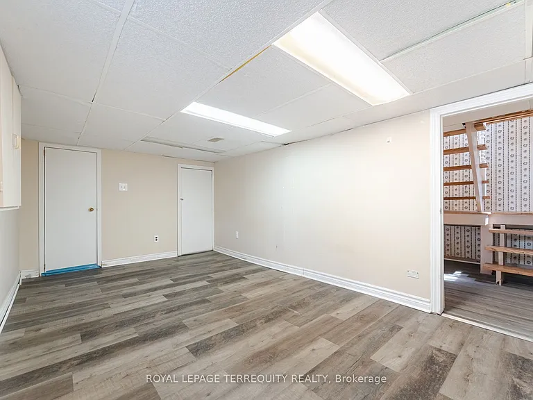 16 Royal Ave — Photo 34