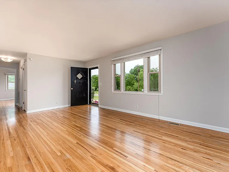 4805 Merrill Ln — Photo 2