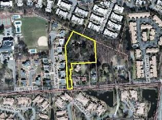 10 Interstate Highway U Willets Rd, Roslyn, NY 11576
