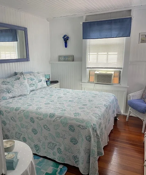 1 bedroom with queen size bed