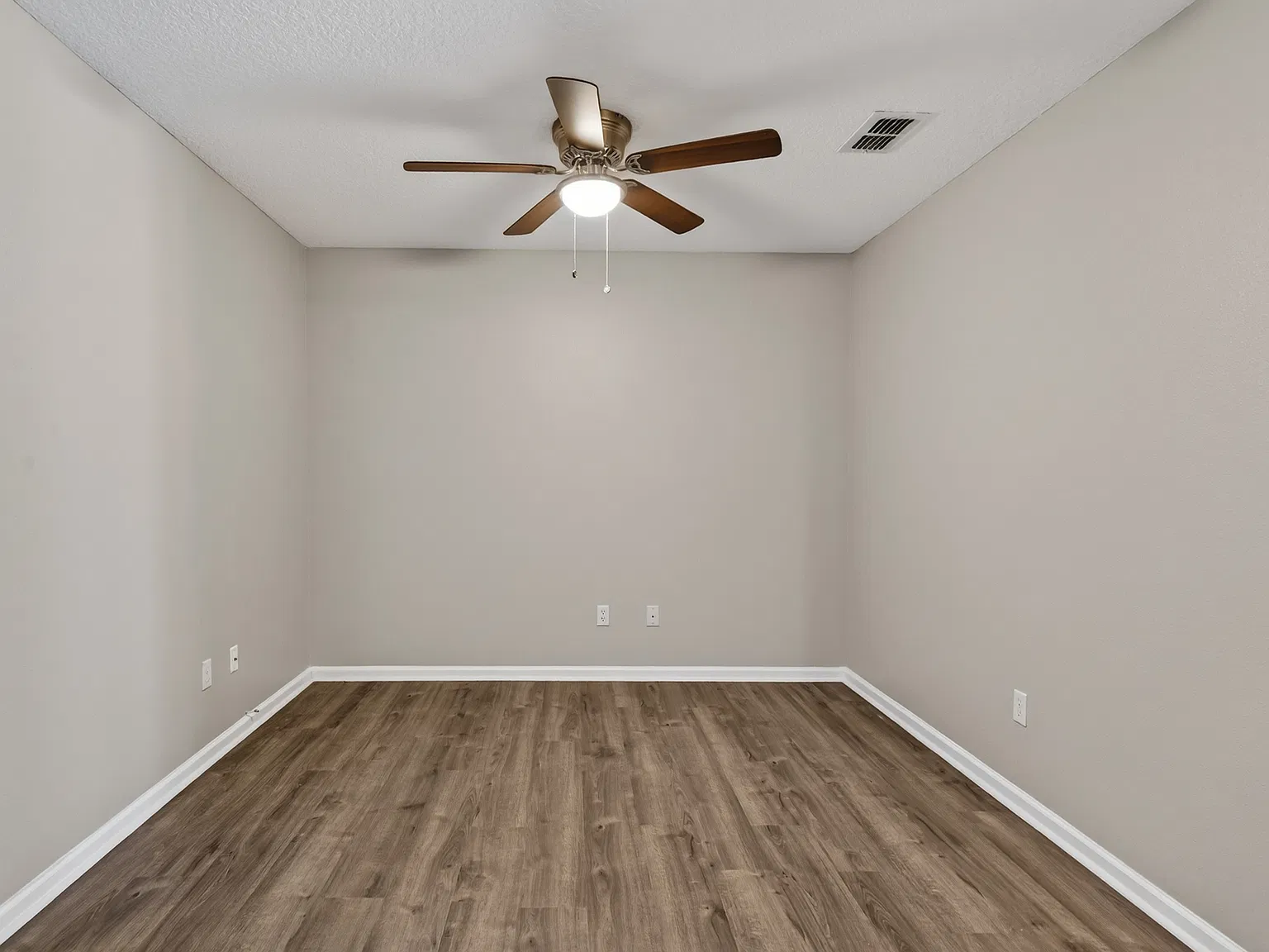 3 bed, 2.5 bath, 1664 sqft, $2,100 — Photo 3
