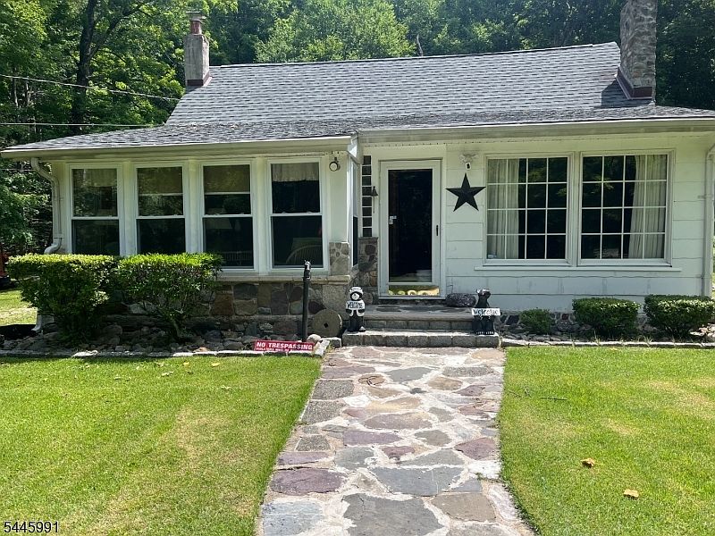 1st image of 860 Burnt Meadow Rd