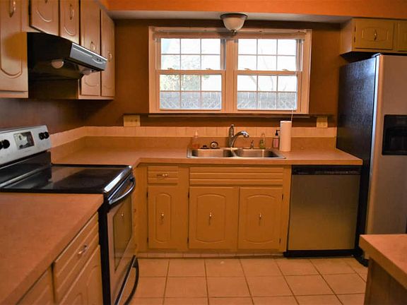 5th image of 13 Queens Ct #13