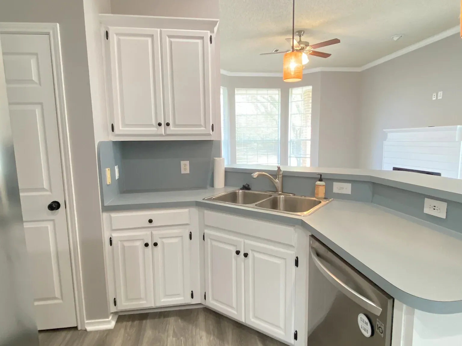 3 bed, 1357 sqft, $1,920 — Photo 2