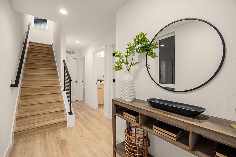 5th image of 825 B 17th Avenue