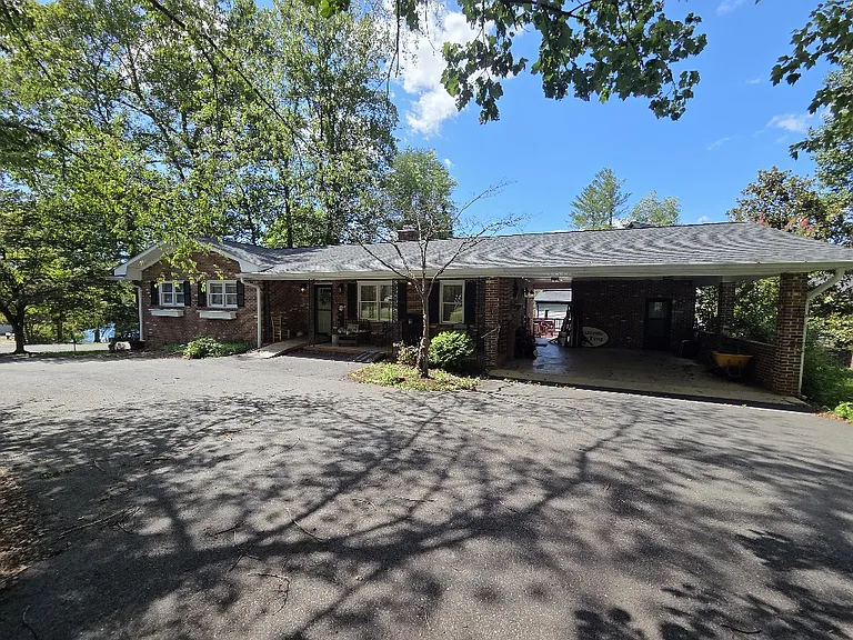 3201 Lakeview Pkwy — Photo 2