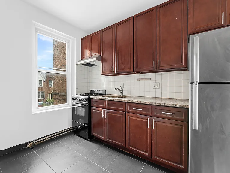 35-21 28th St #B1 — Photo 3