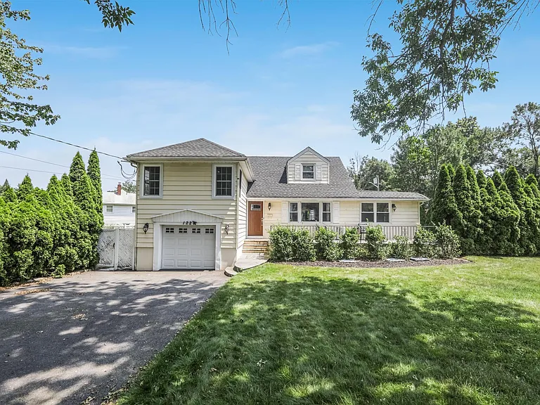 122 Village Cir W — Photo 1