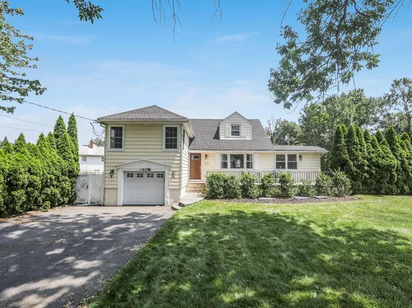 122 Village Cir W, Paramus, NJ 07652