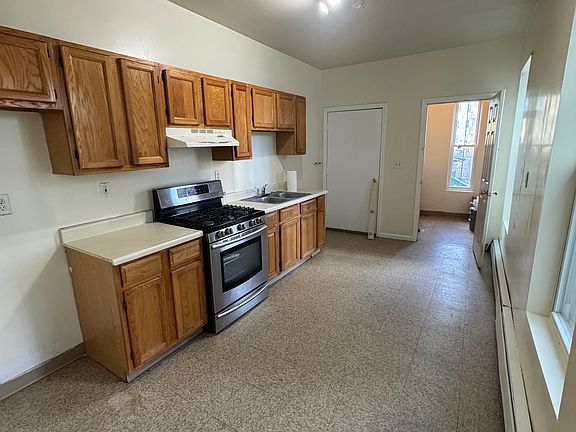 3rd image of 83 Kensington St Unit 1