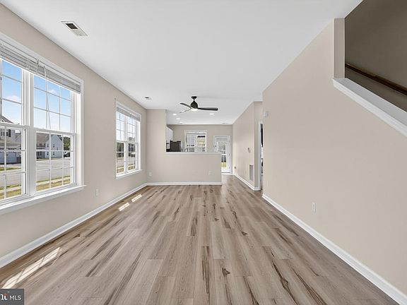 5th image of 124 E Sandridge Ct