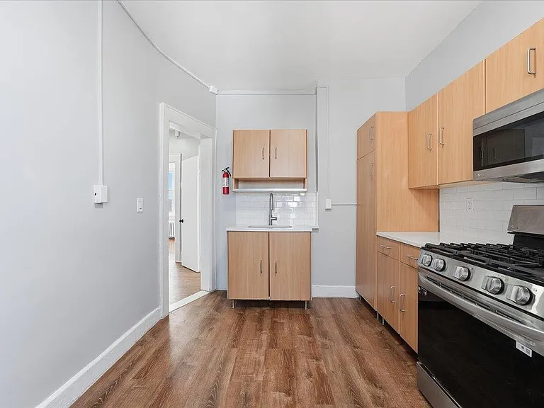 61 65th St #8 — Photo 8