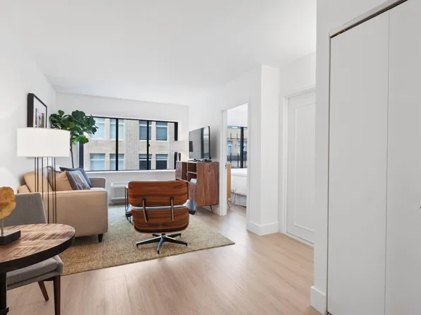 160 West 24th Street image 3 of 7